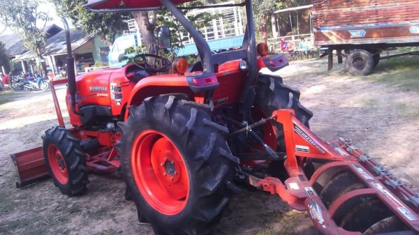 ขายรถไถ KUBOTA L4708 ใช้งานน้อย อุปกรณ์ครบ ดันหน้า ผานหลัง เอกสารพร้อมโอน สนใจโทร 090-8588220คุณนะ 093-3258446คุณบิว หรือเข้าดูสินค้าอื่นๆได้ที่ www.truck.in.th/498 หรือเพจFacebook ณรงค์ ซื้อขายรถมือสอง (เว็บไซต์ส่วนตัว) หรือFacebook คุณนะ รถบรรทุก