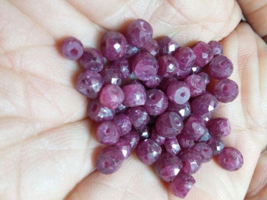 ลูกปัดทับทิมแท้