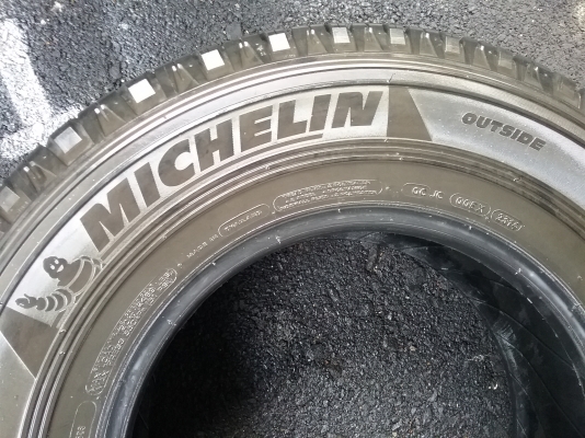 ยางMICHELIN รุ่น LATITUDE Cross 265 70R16 สัปดาห์ที่ 23 ปี2014 ลงพื้นจริงปลายปี2014  สภาพสวยมากๆ ดอกเยอะมากๆ