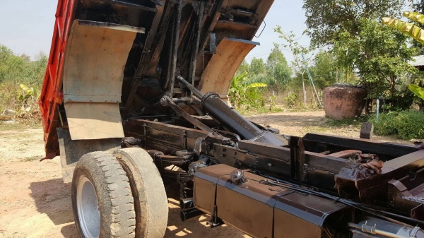 ขาย 6 ล้อ หัวยาวดั้ม ไม่มีทะเบียน เครื่อง EH700 168 แรงม้า คัสซีสวยตลอดเส้น เฟืองท้ายจัมโบ้ พวงมาลัยพาวเวอร์