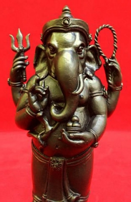 พระพิฆเนศ เทพแห่งความสำเร็จ วัดเกริ่นกฐิน สร้างปี 2554 เนื้อทองเหลืองรมดำ สูง 8 นิ้ว