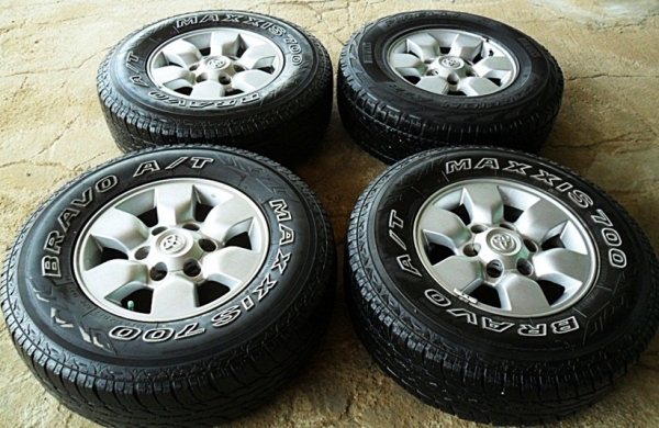 แม็กกระบะขอบ15แท้ 6รู139 พร้อมยางA/T 30x9.5 R15ลงพื้นปี12 (4ล้อ4,500)