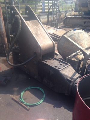 ขายรถแบคโฮ KOMATSU PC200-2 หัวกระแทกพร้อมบุ้งกี๋ ราคา 370000