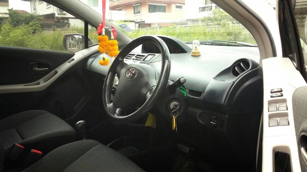 ขายTOYOTA ยาริส yaris 1.5 E Limited สีขาว ปี 2010 รถมือเดียวผู้หญิงใช้ / สวยที่สุดในรุ่น (ไมเนอร์เช้นจ์แล้ว) ชุดแต่งแท้จากโรงงาน Air Bag คู่หน้า ไฟเลี้ยวที่กระจกมองข้าง หัวเกียร์และพวงมาลัยหุ้มหนังแท้ เสกิร์ตรอบคัน เดิมทุกอย่าง ยกเว้นล้อ เปลี่ยนเป็น Enkei