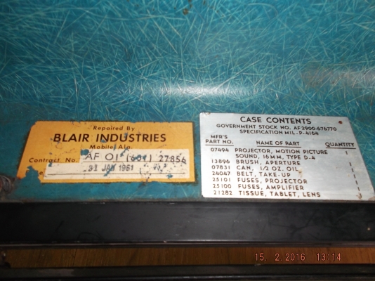 กล่องใส่เครื่องฉายหนัง ของเก่าโบราณ จากประเทศ U.S.A ปี 1961 กล่องใส่เครื่องฉายหนัง ของเก่าโบราณ จากประเทศ U.S.A ปี 1961