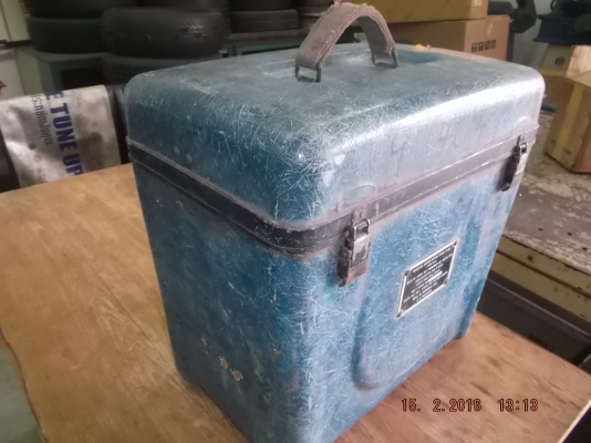 กล่องใส่เครื่องฉายหนัง ของเก่าโบราณ จากประเทศ U.S.A ปี 1961 กล่องใส่เครื่องฉายหนัง ของเก่าโบราณ จากประเทศ U.S.A ปี 1961