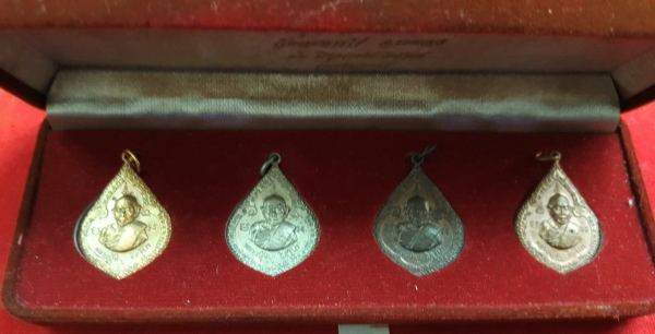 หลวงปู่ทิม วัดละหารไร่ จ.ระยอง เหรียญหยดน้ำ 4 เหรียญ กล่องเดิมๆ