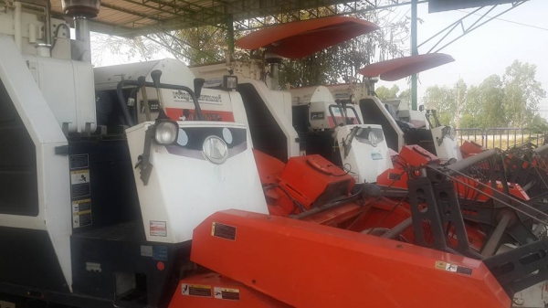 ขายรถเกี่ยวข้าวคูโบต้า DC 60 PLUS  มีอยู่ 3 คัน  สภาพงามๆ