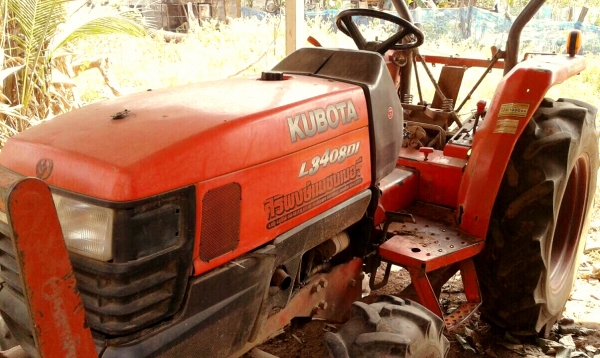 KUBOTA L3408Di - 2 เพลา เอกสารทะเบียนครบครับ อุปกรณ์พร้อมมีใบดันหน้า ผานพรวนดิน 5 เครื่องยนต์มีหลวมกำลังอ่อนนิดหน่อยครับ ระบบไฮดรอลิกส์มีแตกเยิ้มต้องเก็บรายละเอียดอีกเล็กน้อย ช่วงล่างสภาพดีประมาณ 50-60\% ราคาต่อรองได้ครับ KUBOTA L3408Di - 2 เพลา เอกสารทะเบียนครบครับ อุปกรณ์พร้อมมีใบดันหน้า ผานพรวนดิน 5 เครื่องยนต์มีหลวมกำลังอ่อนนิดหน่อยครับ ระบบไฮดรอลิกส์มีแตกเยิ้มต้องเก็บรายละเอียดอีกเล็กน้อย ช่วงล่างสภาพดีประมาณ 50-60\% ราคาต่อรองได้ครับ