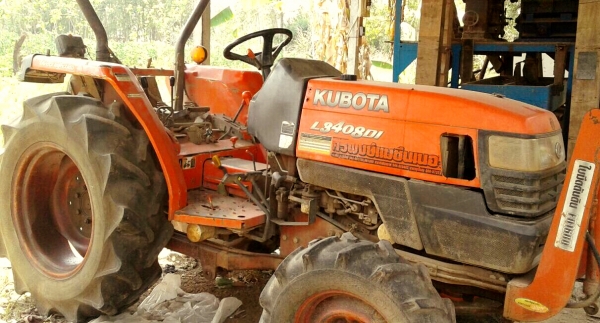 KUBOTA L3408Di - 2 เพลา เอกสารทะเบียนครบครับ อุปกรณ์พร้อมมีใบดันหน้า ผานพรวนดิน 5 เครื่องยนต์มีหลวมกำลังอ่อนนิดหน่อยครับ ระบบไฮดรอลิกส์มีแตกเยิ้มต้องเก็บรายละเอียดอีกเล็กน้อย ช่วงล่างสภาพดีประมาณ 50-60\% ราคาต่อรองได้ครับ