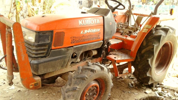 KUBOTA L3408Di - 2 เพลา เอกสารทะเบียนครบครับ อุปกรณ์พร้อมมีใบดันหน้า ผานพรวนดิน 5 เครื่องยนต์มีหลวมกำลังอ่อนนิดหน่อยครับ ระบบไฮดรอลิกส์มีแตกเยิ้มต้องเก็บรายละเอียดอีกเล็กน้อย ช่วงล่างสภาพดีประมาณ 50-60\% ราคาต่อรองได้ครับ KUBOTA L3408Di - 2 เพลา เอกสารทะเบียนครบครับ อุปกรณ์พร้อมมีใบดันหน้า ผานพรวนดิน 5 เครื่องยนต์มีหลวมกำลังอ่อนนิดหน่อยครับ ระบบไฮดรอลิกส์มีแตกเยิ้มต้องเก็บรายละเอียดอีกเล็กน้อย ช่วงล่างสภาพดีประมาณ 50-60\% ราคาต่อรองได้ครับ