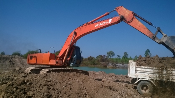 แบ็คโฮ ฮิตาชิ ขาย 800000  เอกสารพร้อมครับ