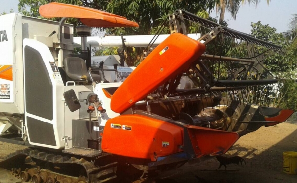 KUBOTA DC-95GM Plus ปี 56 รถเกี่ยวข้าว รถสวยจัดพร้อมทำงานได้เลยครับ ใช้งาน 1,080 ชม. อุ้ม 1.4 ตัน เครื่องยนต์เทอร์โบ V3800 Di แน่นดีแรงดีไม่มีเยิ้ม ทำงานเร็วเหมือนใหม่ ช่วงล่างเต็มพร้อมใช้งาน ราคาต่อรองเงินดาวน์ได้ครับ