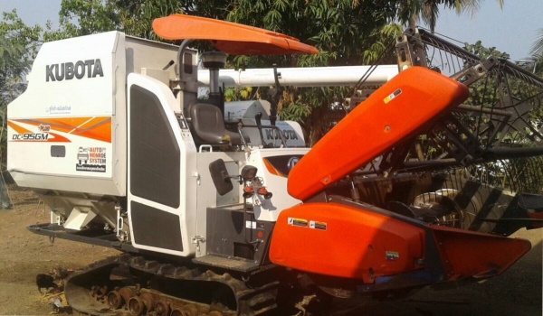 KUBOTA DC-95GM Plus ปี 56 รถเกี่ยวข้าว รถสวยจัดพร้อมทำงานได้เลยครับ ใช้งาน 1,080 ชม. อุ้ม 1.4 ตัน เครื่องยนต์เทอร์โบ V3800 Di แน่นดีแรงดีไม่มีเยิ้ม ทำงานเร็วเหมือนใหม่ ช่วงล่างเต็มพร้อมใช้งาน ราคาต่อรองเงินดาวน์ได้ครับ