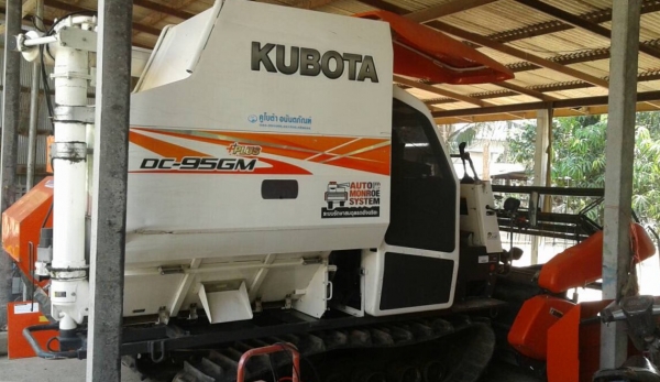 KUBOTA DC-95GM Plus ปี 56 รถเกี่ยวข้าว รถสวยจัดพร้อมทำงานได้เลยครับ ใช้งาน 1,080 ชม. อุ้ม 1.4 ตัน เครื่องยนต์เทอร์โบ V3800 Di แน่นดีแรงดีไม่มีเยิ้ม ทำงานเร็วเหมือนใหม่ ช่วงล่างเต็มพร้อมใช้งาน ราคาต่อรองเงินดาวน์ได้ครับ