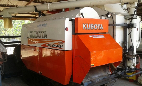 KUBOTA DC-95GM Plus ปี 56 รถเกี่ยวข้าว รถสวยจัดพร้อมทำงานได้เลยครับ ใช้งาน 1,080 ชม. อุ้ม 1.4 ตัน เครื่องยนต์เทอร์โบ V3800 Di แน่นดีแรงดีไม่มีเยิ้ม ทำงานเร็วเหมือนใหม่ ช่วงล่างเต็มพร้อมใช้งาน ราคาต่อรองเงินดาวน์ได้ครับ