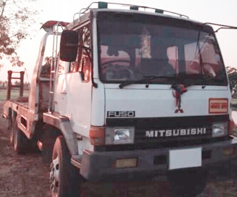 MITSUBISHI FUSO FN527 - 195 HP 6D16 TD 4504 สิบล้อ 2 เพลา เทรลเลอร์ท้ายลาดมีหางพับไฮดรอลิกส์ขึ้นรถเกี่ยวข้าวและรถแบ็คโฮร PC 120-150 ได้เลยครับ เครื่องยนต์แน่นแรงดีเดิมๆ เกียร์ 10 SPEED ภายในห้องเก๋งคอนโซลสวยครบ แอร์เย็น พวงมาลัยเพาเวอร์ ระบบเบรคทริ๊ปฟี้คร
