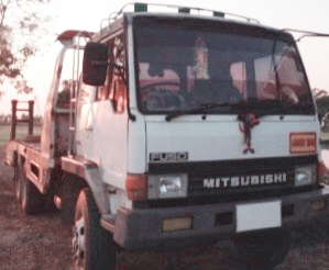 MITSUBISHI FUSO FN527 - 195 HP 6D16 TD 4504 สิบล้อ 2 เพลา เทรลเลอร์ท้ายลาดมีหางพับไฮดรอลิกส์ขึ้นรถเกี่ยวข้าวและรถแบ็คโฮร PC 120-150 ได้เลยครับ เครื่องยนต์แน่นแรงดีเดิมๆ เกียร์ 10 SPEED ภายในห้องเก๋งคอนโซลสวยครบ แอร์เย็น พวงมาลัยเพาเวอร์ ระบบเบรคทริ๊ปฟี้คร