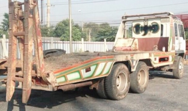 MITSUBISHI FUSO FN527 - 195 HP 6D16 TD 4504 สิบล้อ 2 เพลา เทรลเลอร์ท้ายลาดมีหางพับไฮดรอลิกส์ขึ้นรถเกี่ยวข้าวและรถแบ็คโฮร PC 120-150 ได้เลยครับ เครื่องยนต์แน่นแรงดีเดิมๆ เกียร์ 10 SPEED ภายในห้องเก๋งคอนโซลสวยครบ แอร์เย็น พวงมาลัยเพาเวอร์ ระบบเบรคทริ๊ปฟี้คร