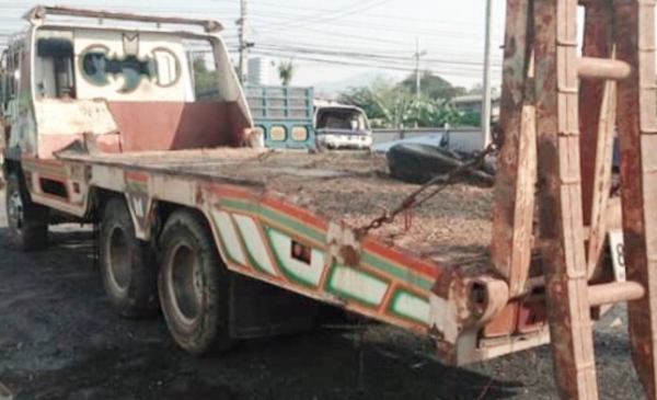 MITSUBISHI FUSO FN527 - 195 HP 6D16 TD 4504 สิบล้อ 2 เพลา เทรลเลอร์ท้ายลาดมีหางพับไฮดรอลิกส์ขึ้นรถเกี่ยวข้าวและรถแบ็คโฮร PC 120-150 ได้เลยครับ เครื่องยนต์แน่นแรงดีเดิมๆ เกียร์ 10 SPEED ภายในห้องเก๋งคอนโซลสวยครบ แอร์เย็น พวงมาลัยเพาเวอร์ ระบบเบรคทริ๊ปฟี้คร