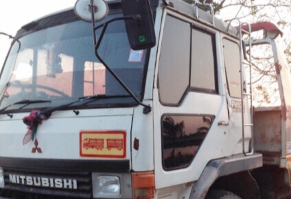 MITSUBISHI FUSO FN527 - 195 HP 6D16 TD 4504 สิบล้อ 2 เพลา เทรลเลอร์ท้ายลาดมีหางพับไฮดรอลิกส์ขึ้นรถเกี่ยวข้าวและรถแบ็คโฮร PC 120-150 ได้เลยครับ เครื่องยนต์แน่นแรงดีเดิมๆ เกียร์ 10 SPEED ภายในห้องเก๋งคอนโซลสวยครบ แอร์เย็น พวงมาลัยเพาเวอร์ ระบบเบรคทริ๊ปฟี้คร