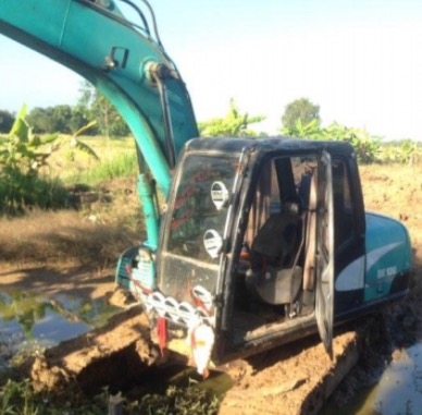 KOBELCO MARK 5 Super SK 100 เอกสารใบอินวอย บอดี้สวยเต็มดีทั้งคัน ภายในเก๋งสะอาด ไฟฟ้าหน้าจอเต็ม แอร์เย็น ภายนอกบูมอาร์มไม่มีปะไม่มีดามซีลกระบอกไม่แตกเยิ้ม ช่วงล่างเอวแน่น โรลเลอร์โซ่บูทใบแทรกเต็มดีหนาดีประมาณ 70\% พร้อมใช้งาน ราคาต่อรองได้ครับ