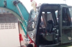 KOBELCO MARK 5 Super SK 100 เอกสารใบอินวอย บอดี้สวยเต็มดีทั้งคัน ภายในเก๋งสะอาด ไฟฟ้าหน้าจอเต็ม แอร์เย็น ภายนอกบูมอาร์มไม่มีปะไม่มีดามซีลกระบอกไม่แตกเยิ้ม ช่วงล่างเอวแน่น โรลเลอร์โซ่บูทใบแทรกเต็มดีหนาดีประมาณ 70\% พร้อมใช้งาน ราคาต่อรองได้ครับ