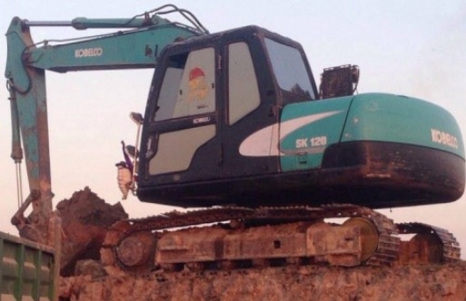 KOBELCO MARK 5 Super SK 100 เอกสารใบอินวอย บอดี้สวยเต็มดีทั้งคัน ภายในเก๋งสะอาด ไฟฟ้าหน้าจอเต็ม แอร์เย็น ภายนอกบูมอาร์มไม่มีปะไม่มีดามซีลกระบอกไม่แตกเยิ้ม ช่วงล่างเอวแน่น โรลเลอร์โซ่บูทใบแทรกเต็มดีหนาดีประมาณ 70\% พร้อมใช้งาน ราคาต่อรองได้ครับ