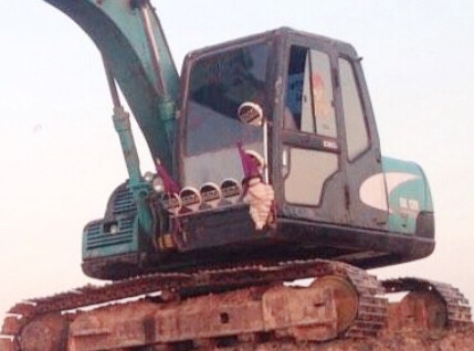 KOBELCO MARK 5 Super SK 100 เอกสารใบอินวอย บอดี้สวยเต็มดีทั้งคัน ภายในเก๋งสะอาด ไฟฟ้าหน้าจอเต็ม แอร์เย็น ภายนอกบูมอาร์มไม่มีปะไม่มีดามซีลกระบอกไม่แตกเยิ้ม ช่วงล่างเอวแน่น โรลเลอร์โซ่บูทใบแทรกเต็มดีหนาดีประมาณ 70\% พร้อมใช้งาน ราคาต่อรองได้ครับ