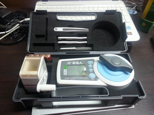 นำเข้าจากญี่ปุ่น เครื่องวัดความชื้นข้าว เป็นสินค้ามือ 1  ใช้ถ่าน ขนาด AA จำนวน 4 ก้อน แถมเครื่องกระเทาะเปลือก 1 เครื่อง พร้อมคู่มือการใช้งาน (ภาษาญี่ปุ่น)