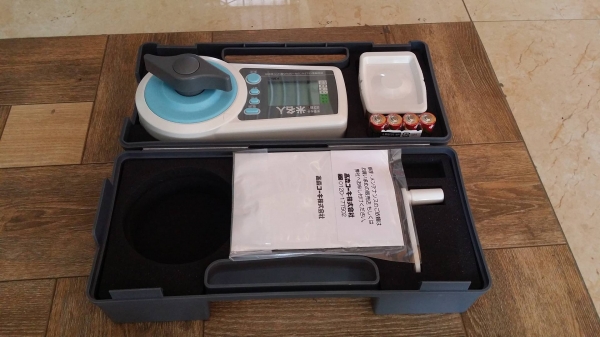 นำเข้าจากญี่ปุ่น เครื่องวัดความชื้นข้าว เป็นสินค้ามือ 1  ใช้ถ่าน ขนาด AA จำนวน 4 ก้อน แถมเครื่องกระเทาะเปลือก 1 เครื่อง พร้อมคู่มือการใช้งาน (ภาษาญี่ปุ่น)