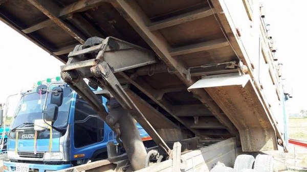 ขายรถ10ล้อ ดั้ม2เพลา F18 เครื่อง195แรง สโลเกียร์กลาง สวยสภาพพร้อมใช้งาน เอกสารพร้อมโอน สนใจโทร 090-8588220คุณนะ 093-3258446คุณบิว หรือเข้าดูสินค้าอื่นๆได้ที่ www.truck.in.th/498 หรือเพจFacebook ณรงค์ ซื้อขายรถมือสอง (เว็บไซต์ส่วนตัว) หรือFacebook คุณนะ รถ