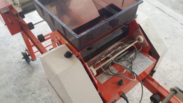 เครื่องโรยเมล็ด KUBOTA รุ่น SR150KW เก่าญี่ปุ่น  สภาพสวยพร้อมใช้งาน เหมาะสำหรับนาดำ เพาะกล้าใส่ถาดดำนาขนาดตามมาตรฐาน