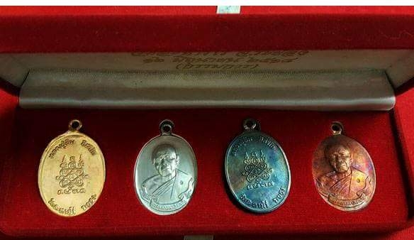 หลวงปู่ทิม วัดละหารไร่ จ.ระยอง เหรียญห่วงเชื่อม 4 เหรียญ กล่องเดิม มีชุดเดียว