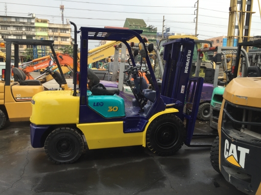 รถยกโคมัสสึรุ่น รุ่น 14 น้ำหนักยก 3 ตัน เสาสูง 3 เมตร เครื่องดีเซล เกียร์ธรรมดา