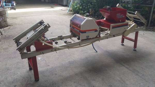 เครื่องโรยเมล็ด YANMAR  เก่าญี่ปุ่น รุ่น YPH301(2)  สภาพสวยพร้อมใช้งาน เหมาะสำหรับนาดำ เพาะกล้าใส่ถาดดำนาขนาดตามมาตรฐาน