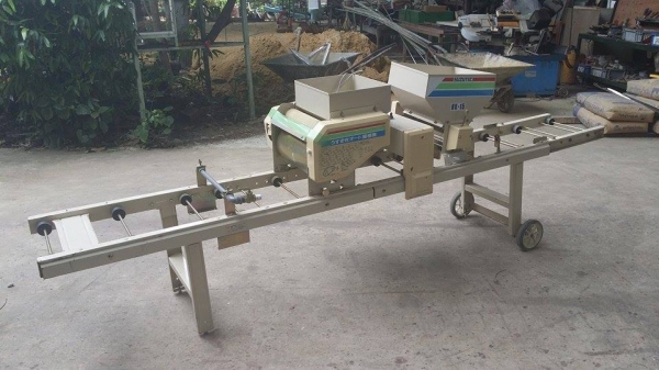 เครื่องโรยเมล็ด SUZUTEC  เก่าญี่ปุ่น รุ่น HK-15  สภาพสวยพร้อมใช้งาน เหมาะสำหรับนาดำ เพาะกล้าใส่ถาดดำนาขนาดตามมาตรฐาน