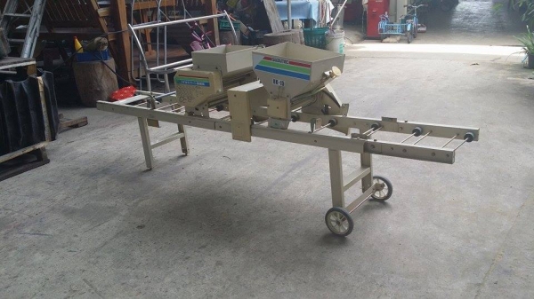 เครื่องโรยเมล็ด SUZUTEC  เก่าญี่ปุ่น รุ่น HK-15  สภาพสวยพร้อมใช้งาน เหมาะสำหรับนาดำ เพาะกล้าใส่ถาดดำนาขนาดตามมาตรฐาน