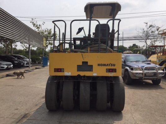 รถบด 9 ล้อยาง Komatsu JW200 รุ่นใหม่ สภาพสวย พร้อมใใช้งาน ชม.การทำงาน 3000 ชม.