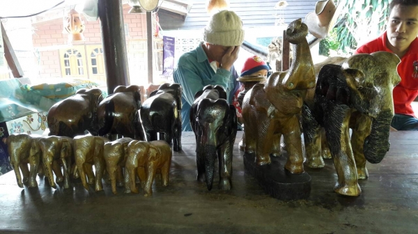 ขายช้างไม้สักเก่าหลายขนาด