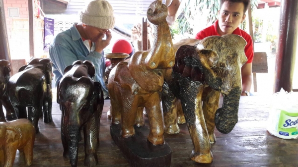 ขายช้างไม้สักเก่าหลายขนาด