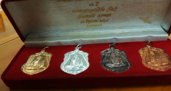 หลวงปู่ทิม วัดละหารไร่ จ.ระยอง  เหรียญเสมา 4 เนื้อ กล่องเดิม