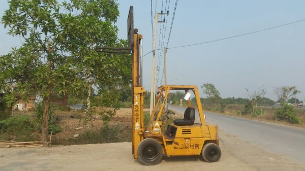 ขายด่วนรถยกKOMATSU FD20-8ดีเซลยก2ตันเสาสูง3เมตรรถนอกนำเข้ายังไม่เคยใช้งานในเมืองไทยเลย