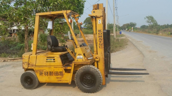 ขายด่วนรถยกKOMATSU FD20-8ดีเซลยก2ตันเสาสูง3เมตรรถนอกนำเข้ายังไม่เคยใช้งานในเมืองไทยเลย