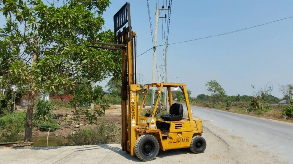 ขายด่วนรถยกKOMATSU FD20-8ดีเซลยก2ตันเสาสูง3เมตรรถนอกนำเข้ายังไม่เคยใช้งานในเมืองไทยเลย