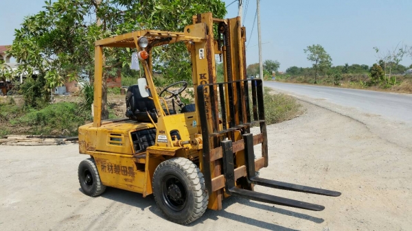 ขายด่วนรถยกKOMATSU FD20-8ดีเซลยก2ตันเสาสูง3เมตรรถนอกนำเข้ายังไม่เคยใช้งานในเมืองไทยเลย
