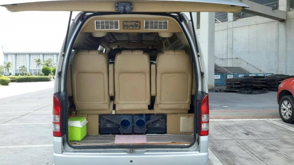 toyota commuter2.5d4d เกียร์ธรรมดา แต่งVIPเต็มลำ