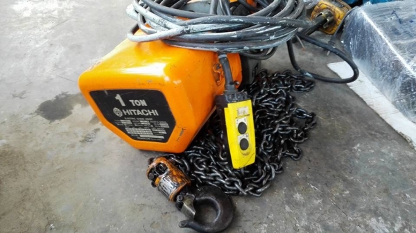 **** SOLD **** รอกโซ่ไฟฟ้า HITACHI 1 Ton. Made in JAPAN รุ่น 1SH1 ไฟบ้าน 220V. โซ่ยาว 6 ม. สภาพสวยดึงนิ่มพร้อมใช้งาน.