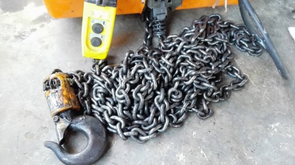 **** SOLD **** รอกโซ่ไฟฟ้า HITACHI 1 Ton. Made in JAPAN รุ่น 1SH1 ไฟบ้าน 220V. โซ่ยาว 6 ม. สภาพสวยดึงนิ่มพร้อมใช้งาน.