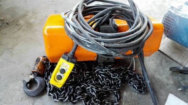 **** SOLD **** รอกโซ่ไฟฟ้า HITACHI 1 Ton. Made in JAPAN รุ่น 1SH1 ไฟบ้าน 220V. โซ่ยาว 6 ม. สภาพสวยดึงนิ่มพร้อมใช้งาน.